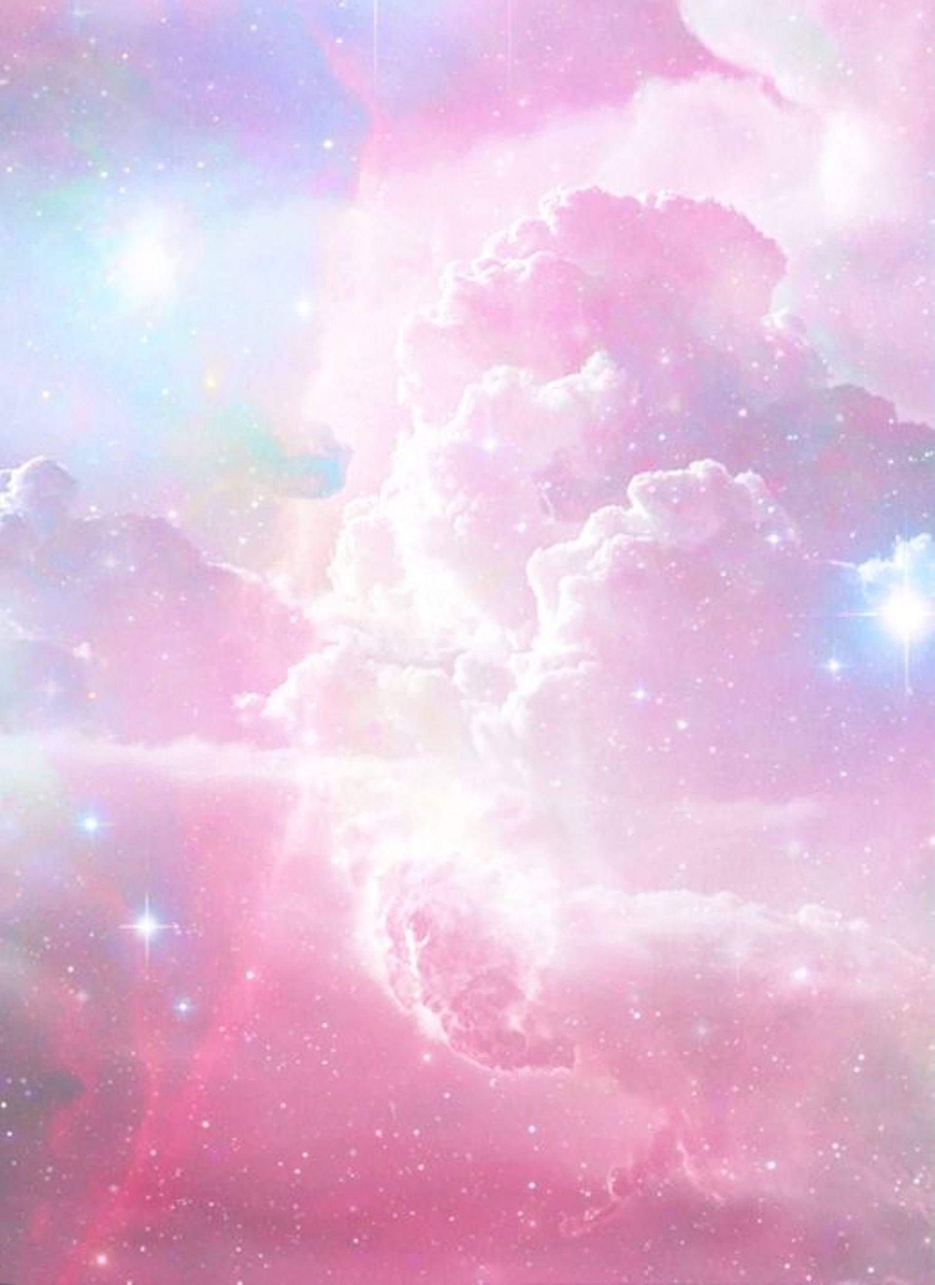 雲朵 桌布 壁紙 — 夢幻般的宇宙場景，蓬鬆的粉紅色和紫色雲彩在閃爍的星星和柔和的粉彩星雲中旋轉。