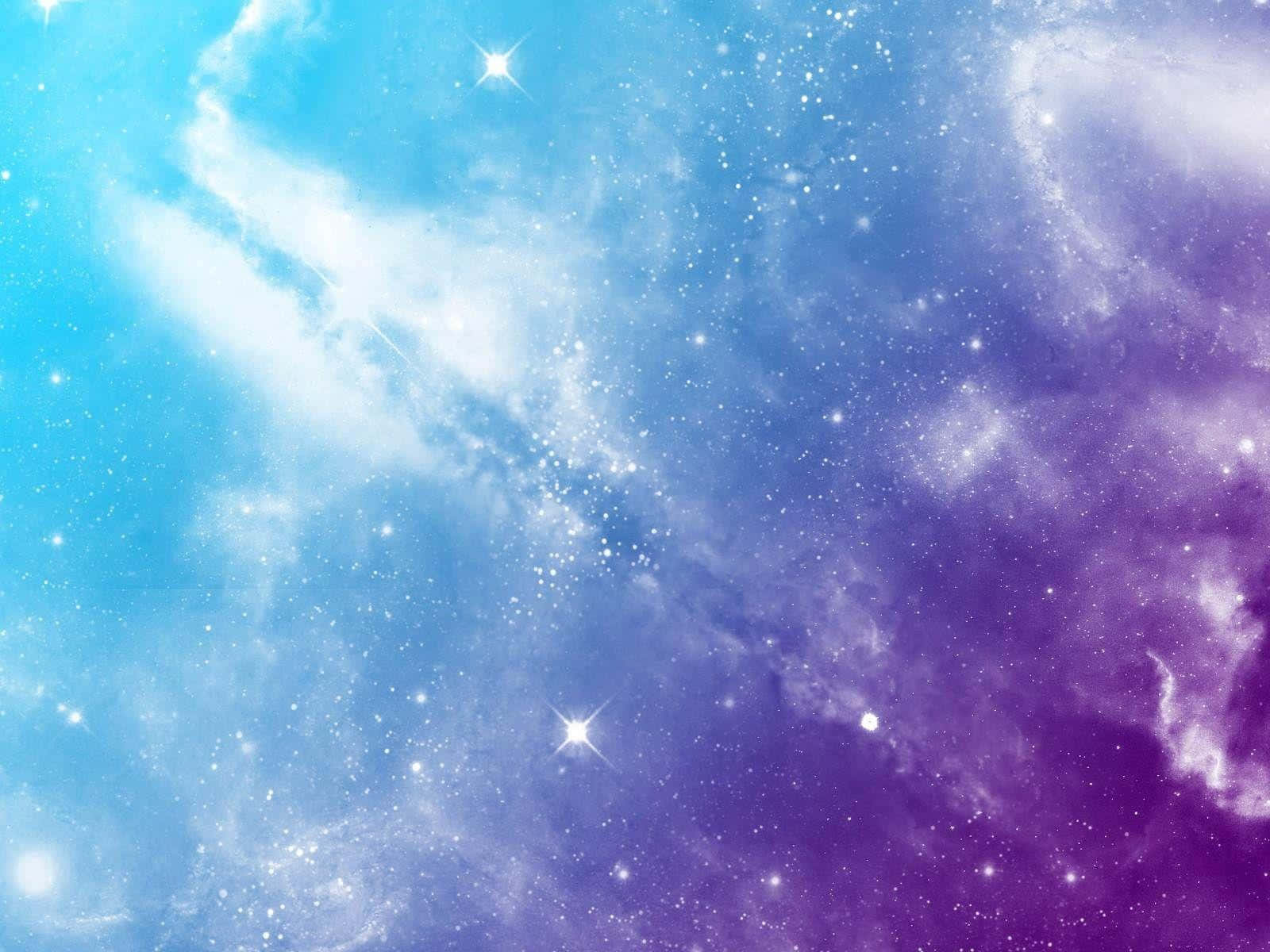 Blue Desktop 桌布 壁紙 — 夢幻般的宇宙天空旋轉著充滿活力的藍色和紫色星雲，點綴著閃爍的星星。