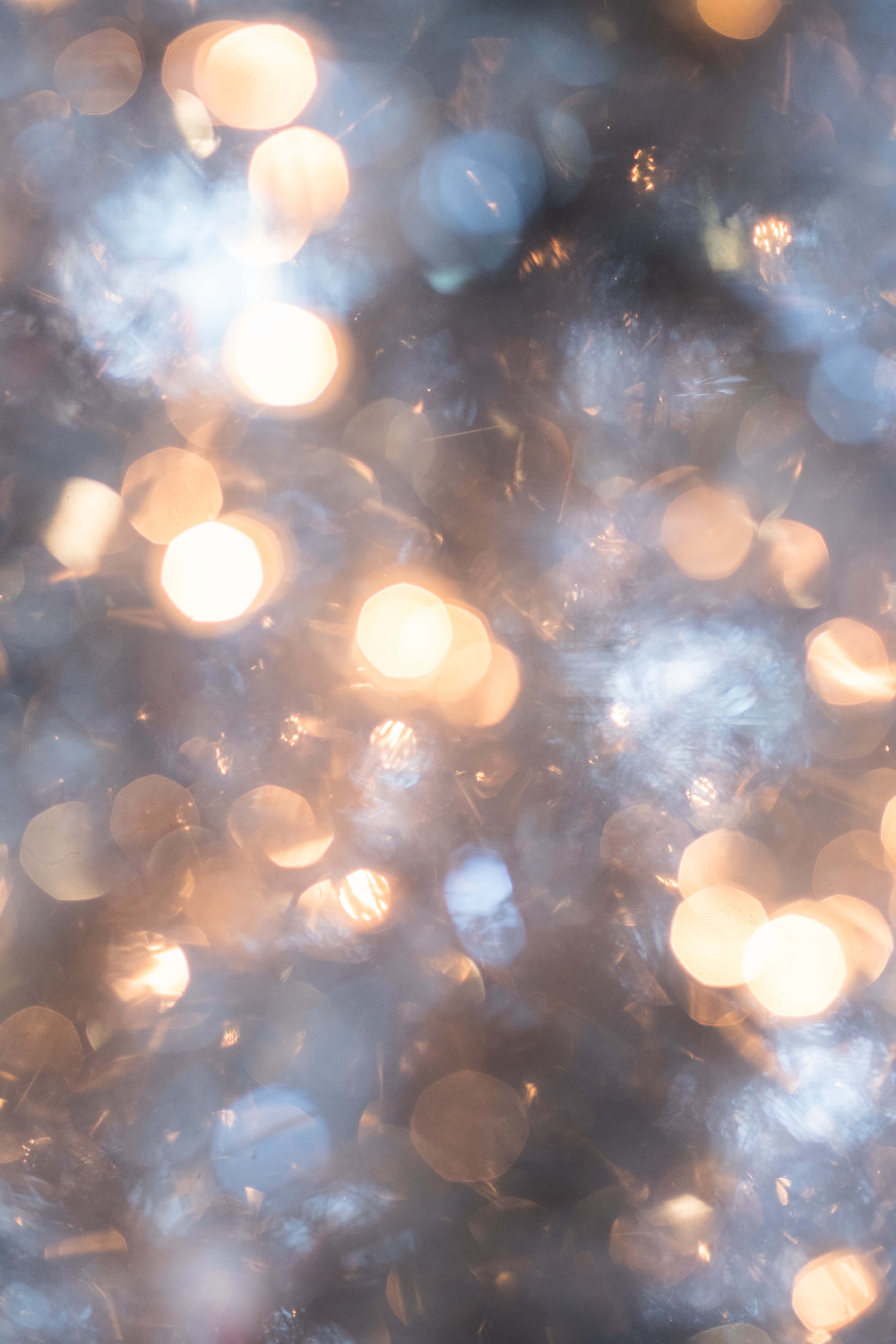 lighting 桌布 壁紙 — 夢幻般的散景效果，金色和藍色的圓形光芒在黑暗背景上柔和模糊。