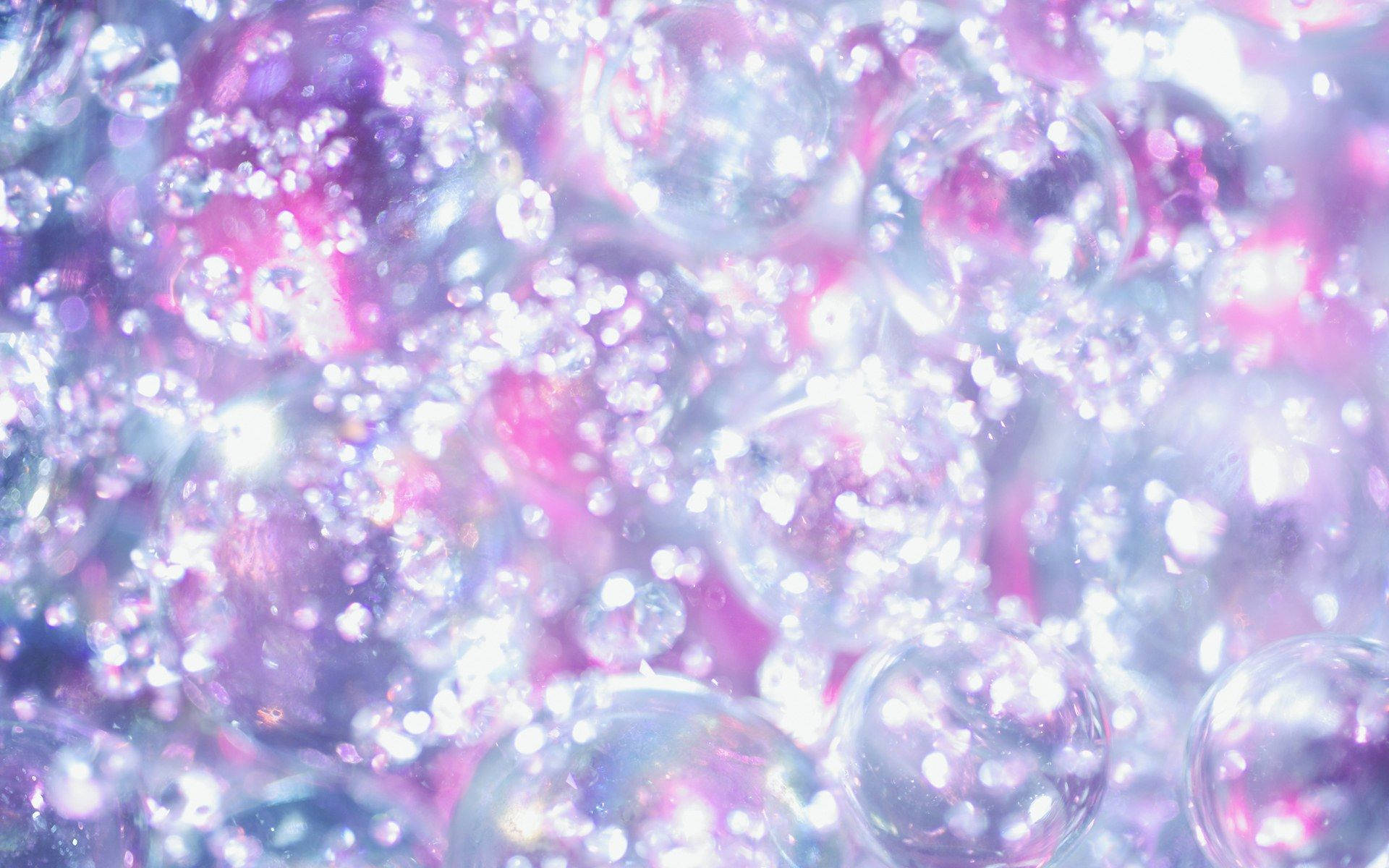 Water Drops 桌布 壁紙 — 夢幻般的特寫，呈現虹彩氣泡在柔和粉紅、紫色和白色光芒中閃耀。