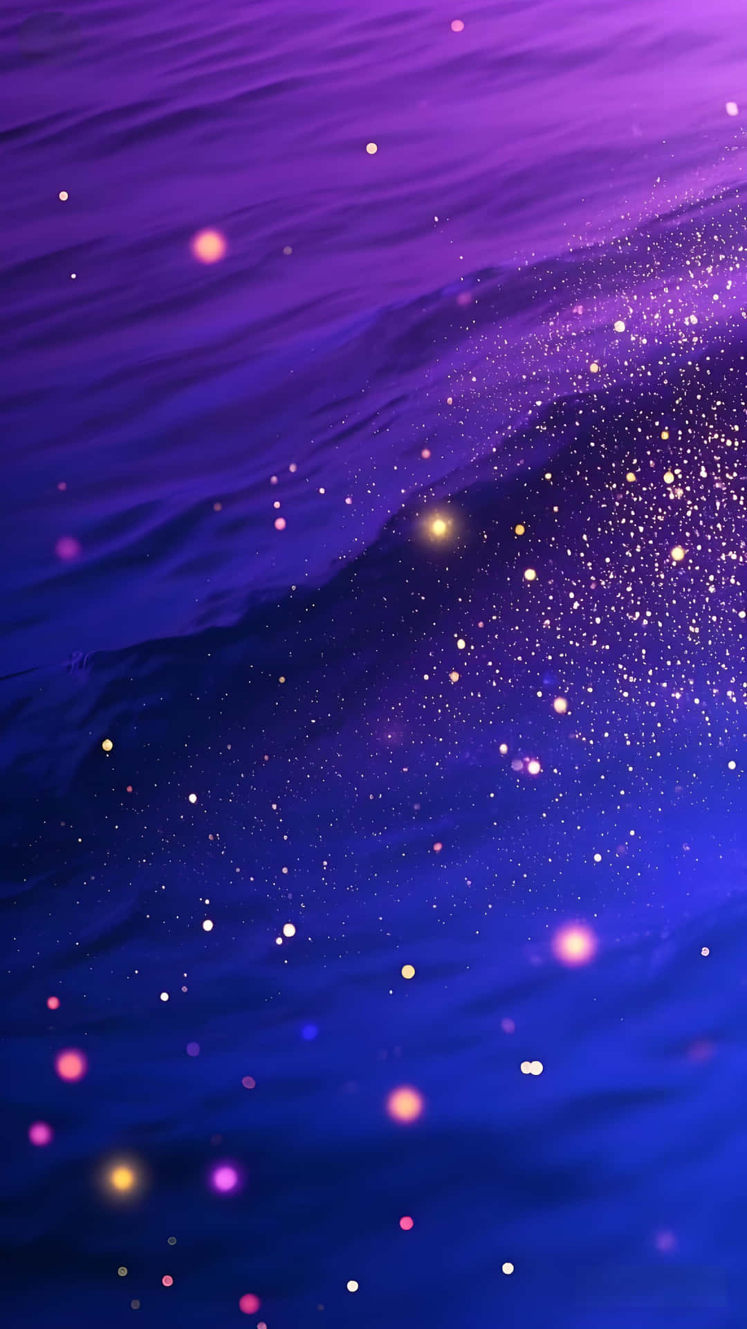 Purple Tones & Spots: Romantic Whimsical Wallpaper 壁紙 — 夢幻般的紫色和藍色波浪漸變，閃爍著散落的發光粒子，如同宇宙塵埃。