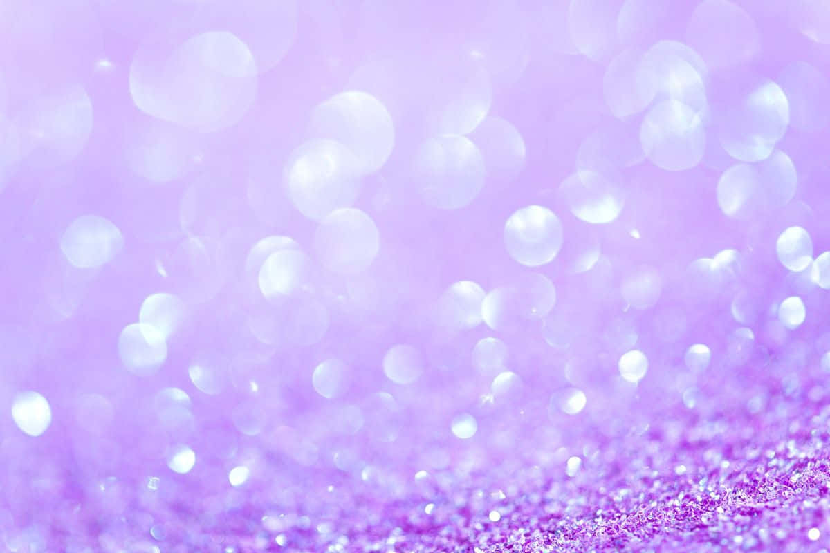 Light Purple Glitter 桌布 壁紙 — 夢幻薰衣草背景，底部集中了柔和散景燈光和閃爍亮片。