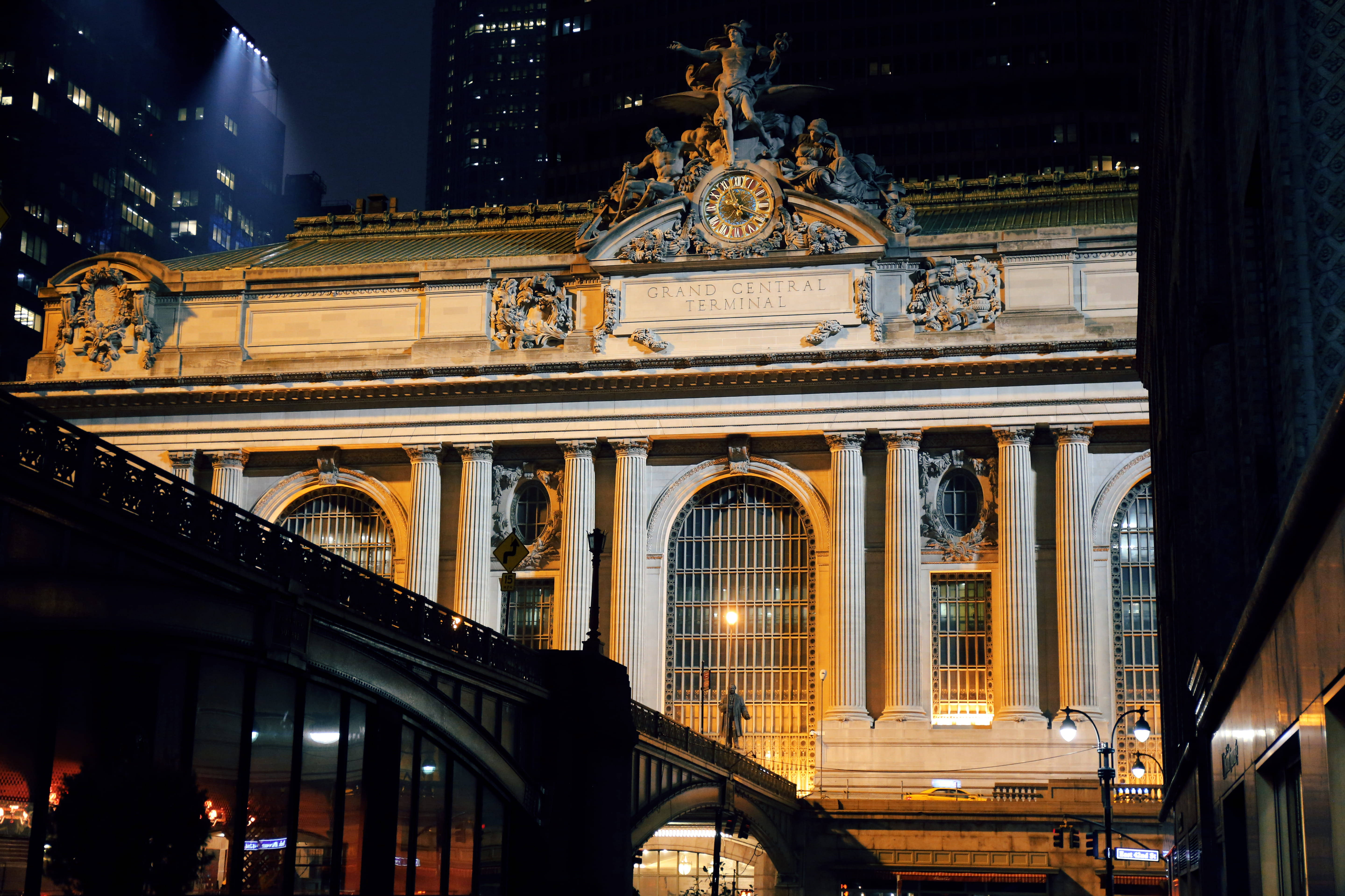 New York 桌布 壁紙 — 大中央車站在夜晚被溫暖的燈光照亮，凸顯其新古典主義建築和華麗的雕塑。