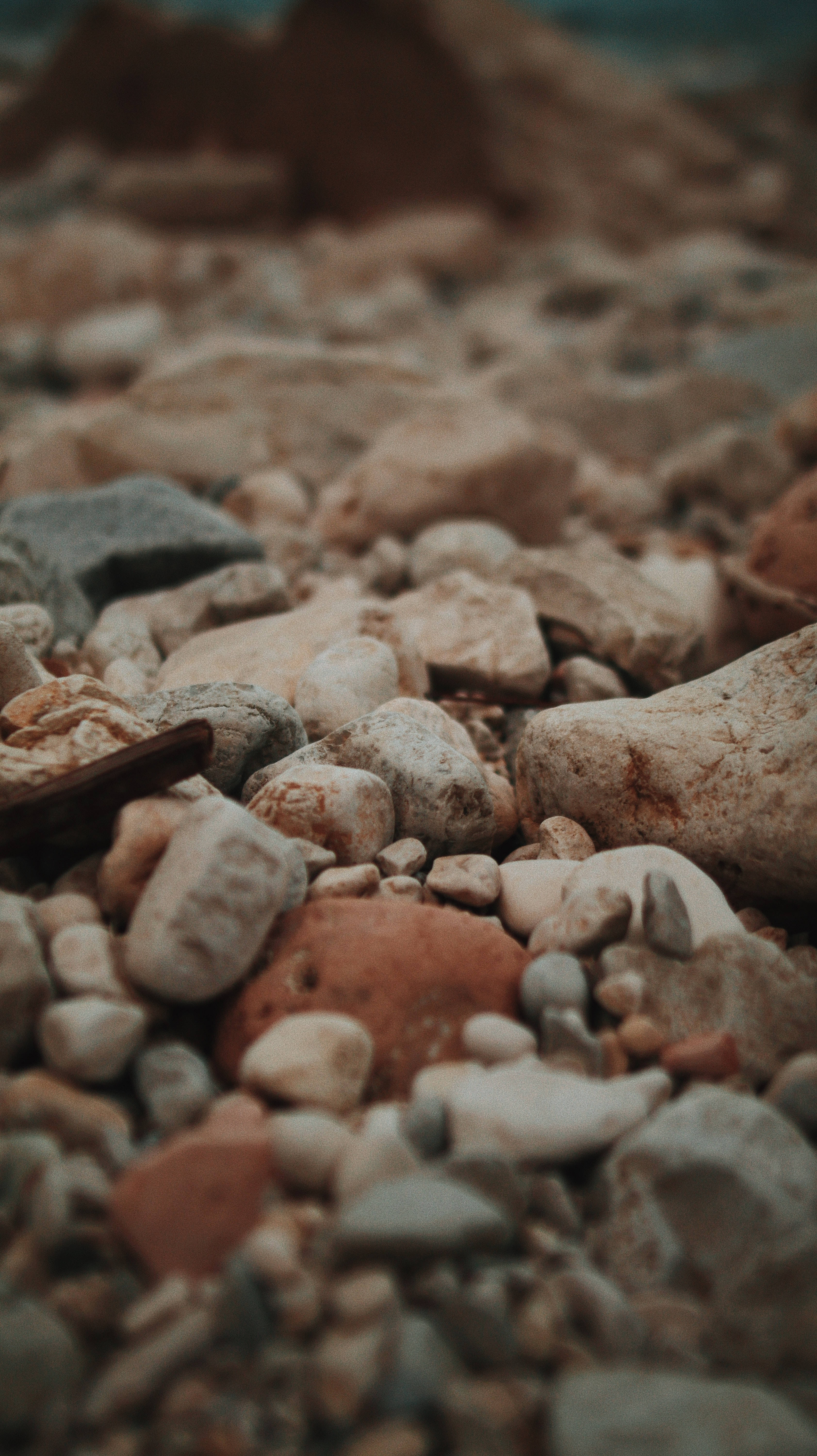 Stone 桌布 壁紙 — 大地色調光滑圓石的近距離特寫，景深較淺。