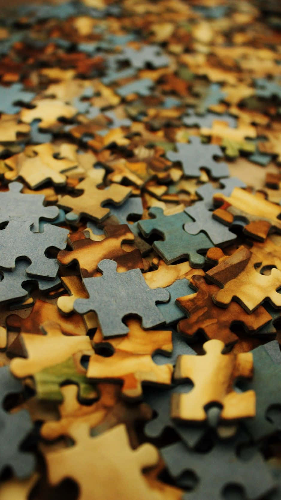 Puzzle 桌布 壁紙 — 大地色調散落拼圖塊的特寫，淺景深。