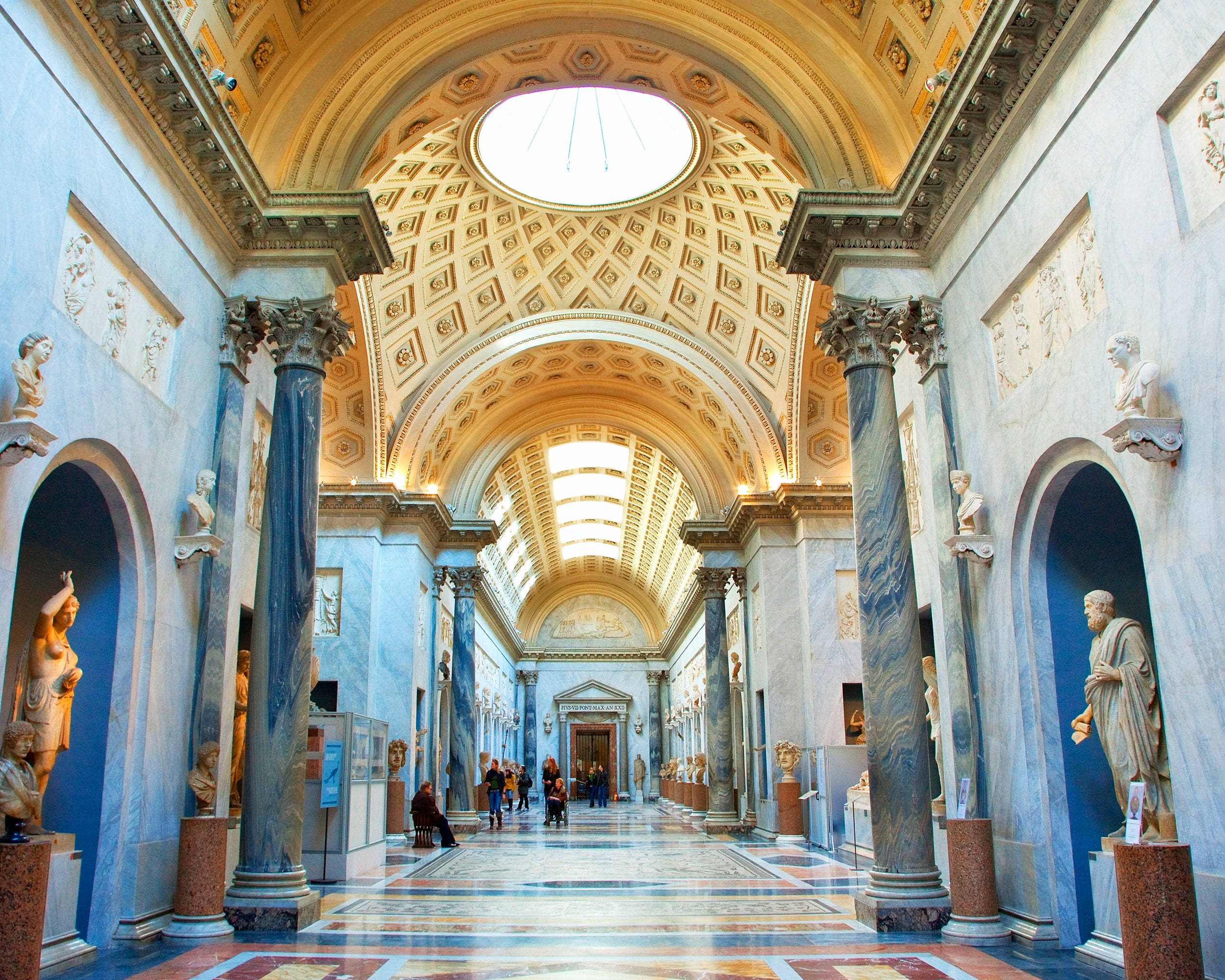 Museum 桌布 壁紙 — 大型博物館大廳，設有大理石柱、雕像和由天窗照亮的圓頂天花板。