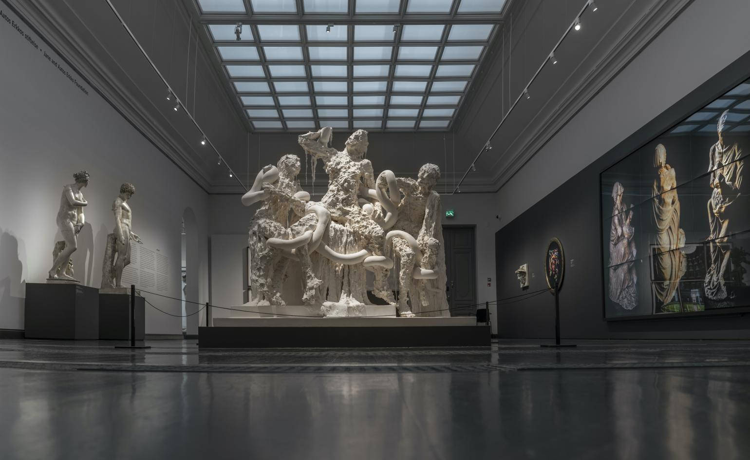 Sculpture 桌布 壁紙 — 大型博物館畫廊，玻璃天花板和拋光地板下以大型白色雕塑為中心。