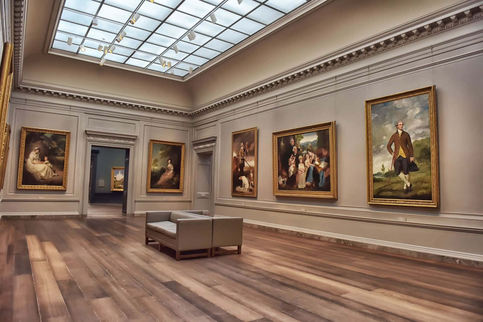 Museum 桌布 壁紙 — 大型博物館畫廊，裝飾華麗的牆壁，在玻璃天窗和木地板下展示古典畫作。