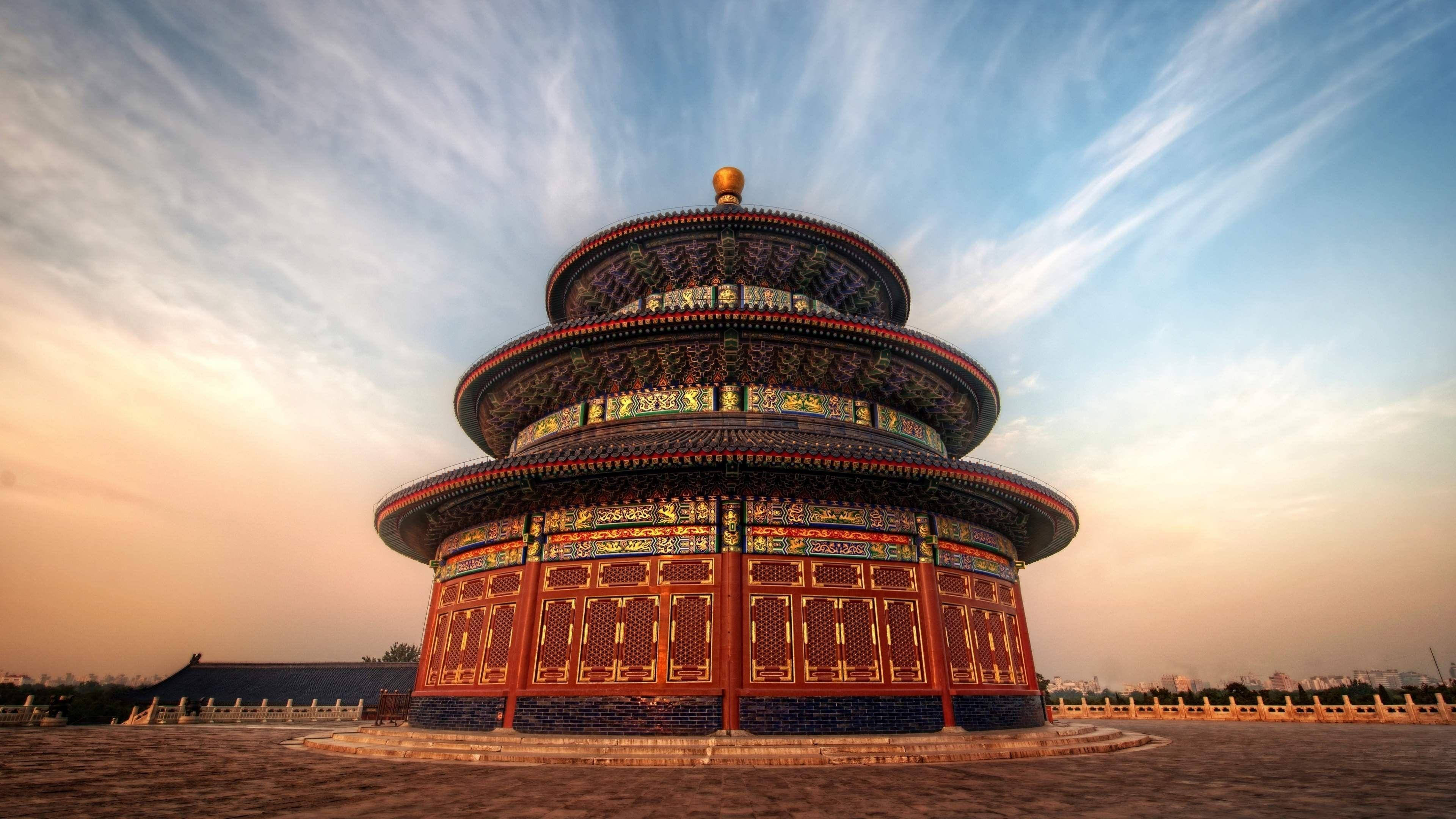 Beijing 桌布 壁紙 — 大型圓形寺廟，層疊屋頂，華麗紅木結構，矗立在帶有條紋的日落天空下。