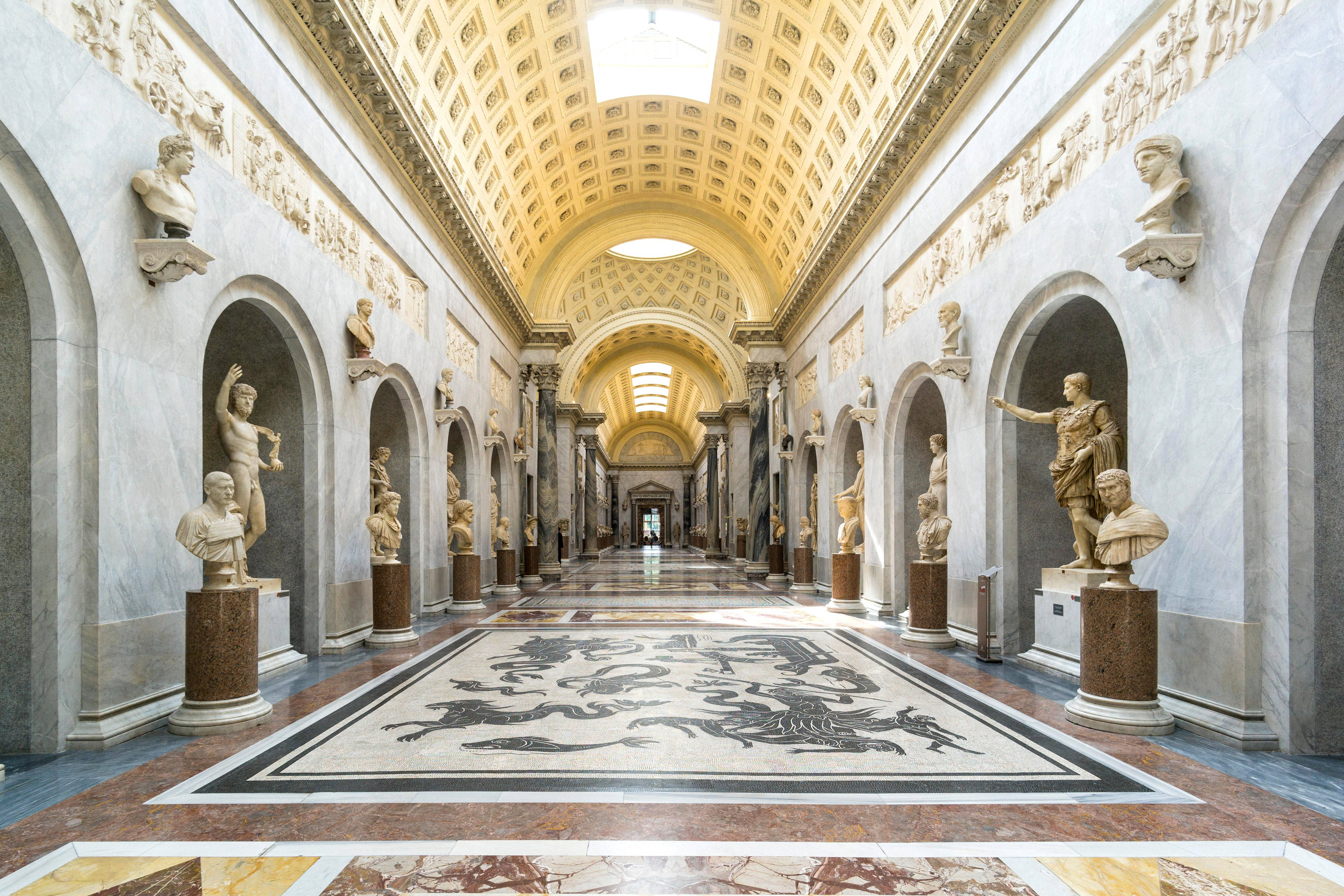 Rome 桌布 壁紙 — 大型大理石畫廊，拱形天花板下陳列古典雕像和精緻地板馬賽克。