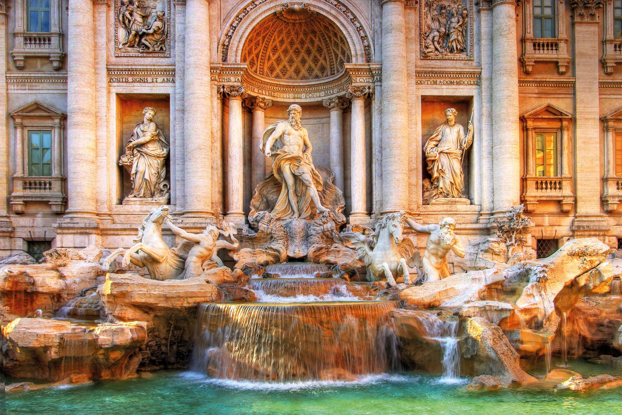 Rome 桌布 壁紙 — 大型巴洛克風格噴泉，中央有男性雕像和四匹馬雕塑，水流傾瀉入藍綠色水池。