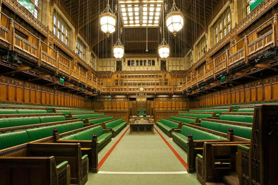 House Of Parliament 桌布 壁紙 — 大型木製議會廳，設有綠色皮革長椅和懸掛燈籠，下方是高拱形天花板。