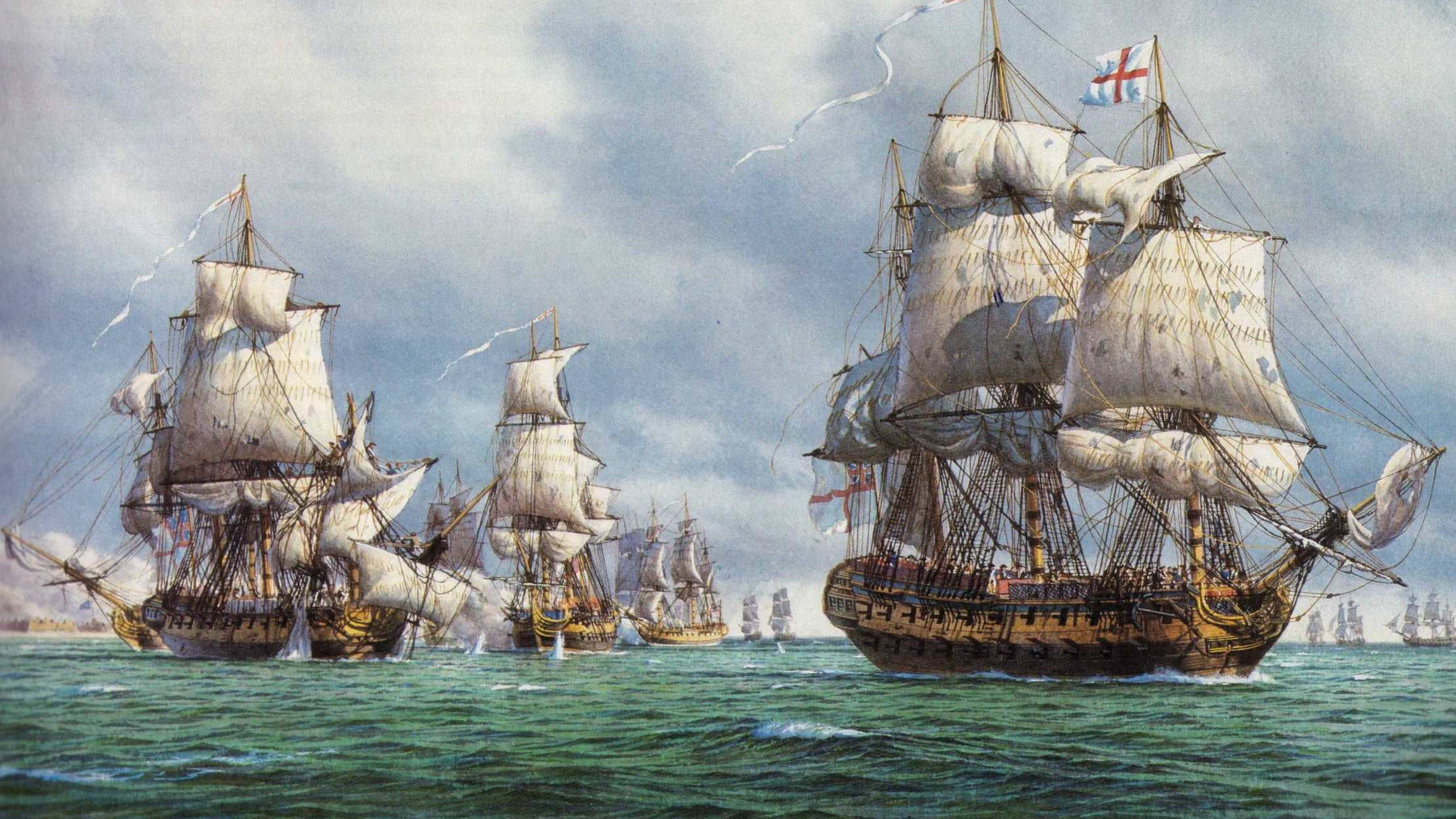 Sailing Ship 桌布 壁紙 — 大型歷史帆船戰艦鼓起白色風帆，在多雲天空下於波濤洶湧的綠色海域中交戰。