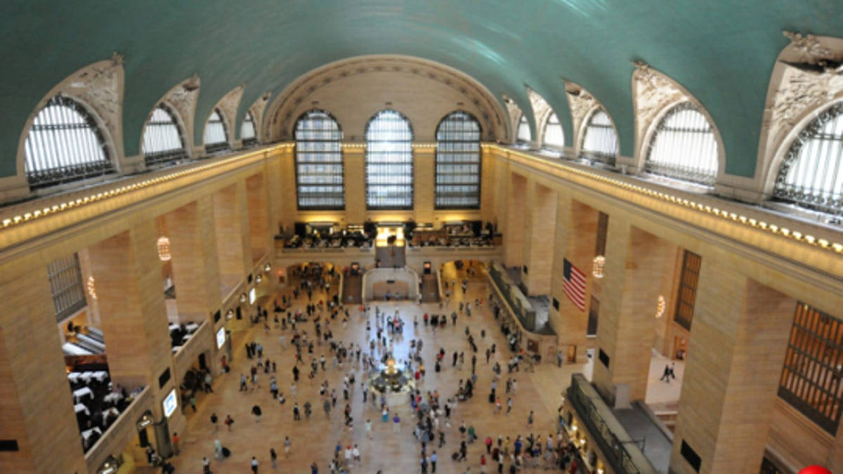New York 桌布 壁紙 — 大型火車站大廳，擁有高拱形天花板、彩色玻璃窗，以及人群在寬敞的大理石中庭中穿梭。
