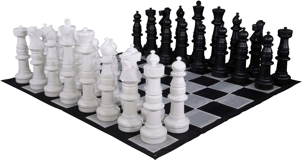 西洋棋 桌布 壁紙 — 大型白色和黑色西洋棋棋子擺放在棋盤上，背景為純黑色。