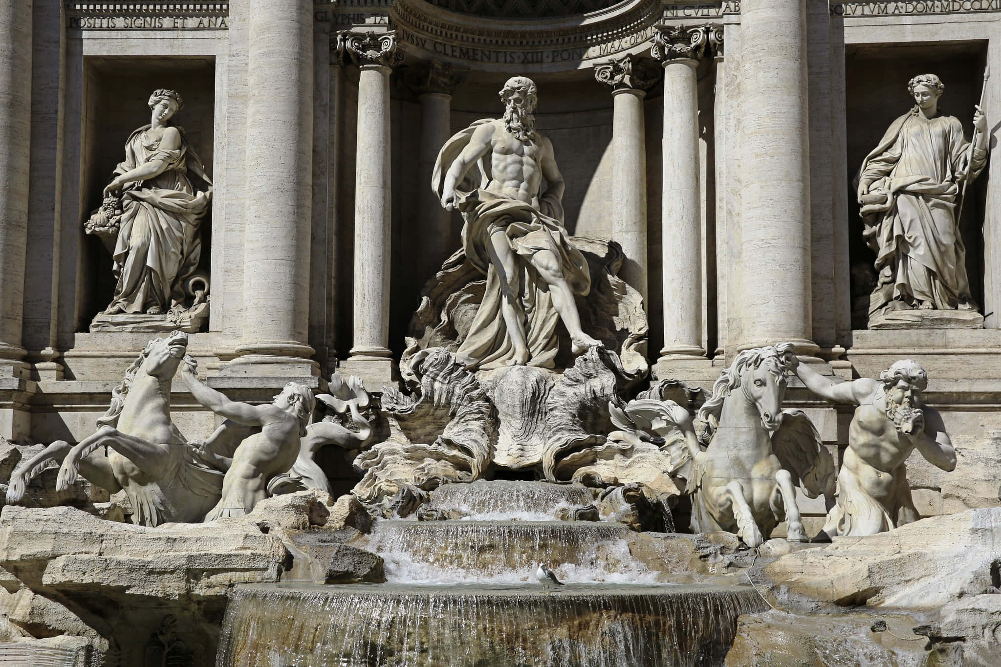 Rome 桌布 壁紙 — 大型石噴泉，中央有尼普頓雕像，周圍環繞神話人物，在明亮日光下水流傾瀉而下。