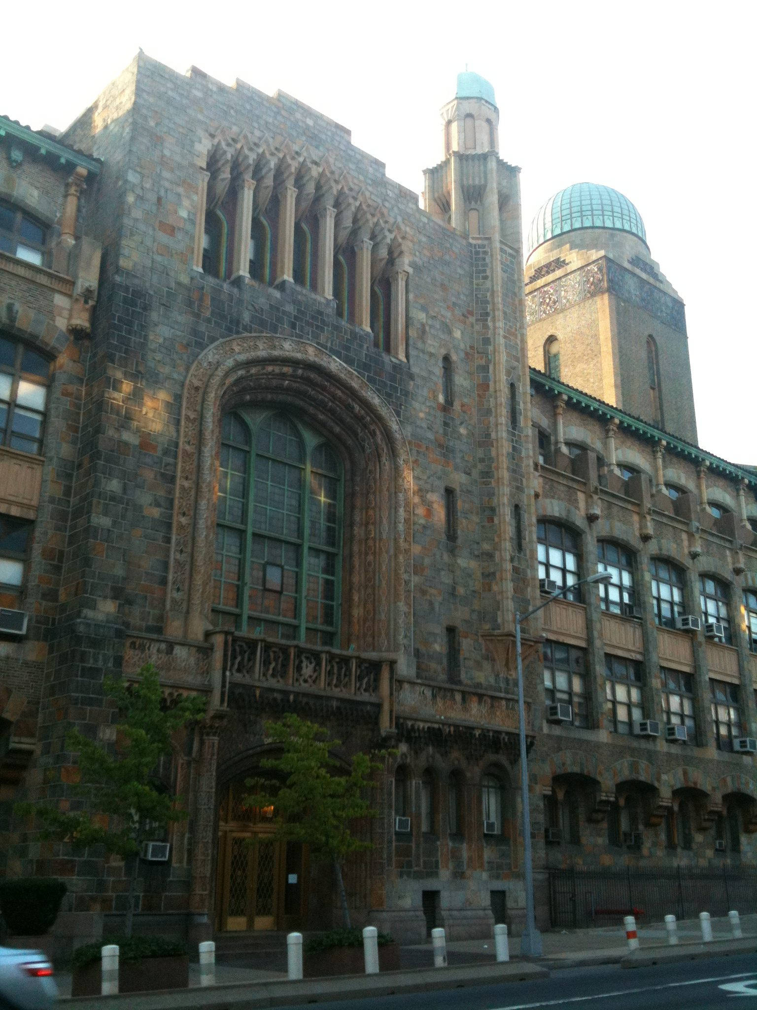 Building 桌布 壁紙 — 大型石建築，拱形窗戶和玻璃圓頂塔沐浴在溫暖的午後光線中。