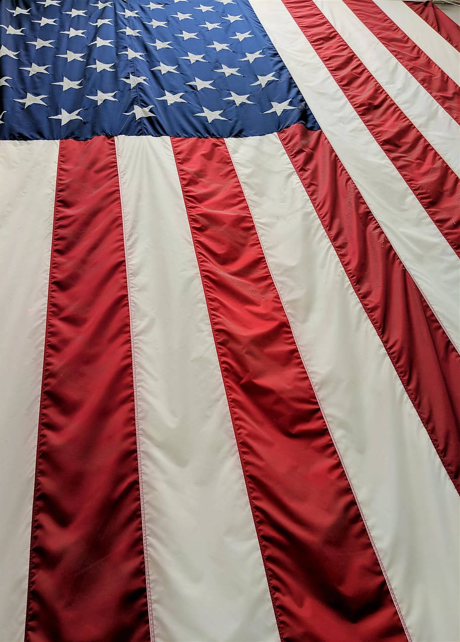 Flag 桌布 壁紙 — 大型美國國旗的近距離特寫，帶有紅、白、藍條紋和星星，顯示布料質感和摺痕。