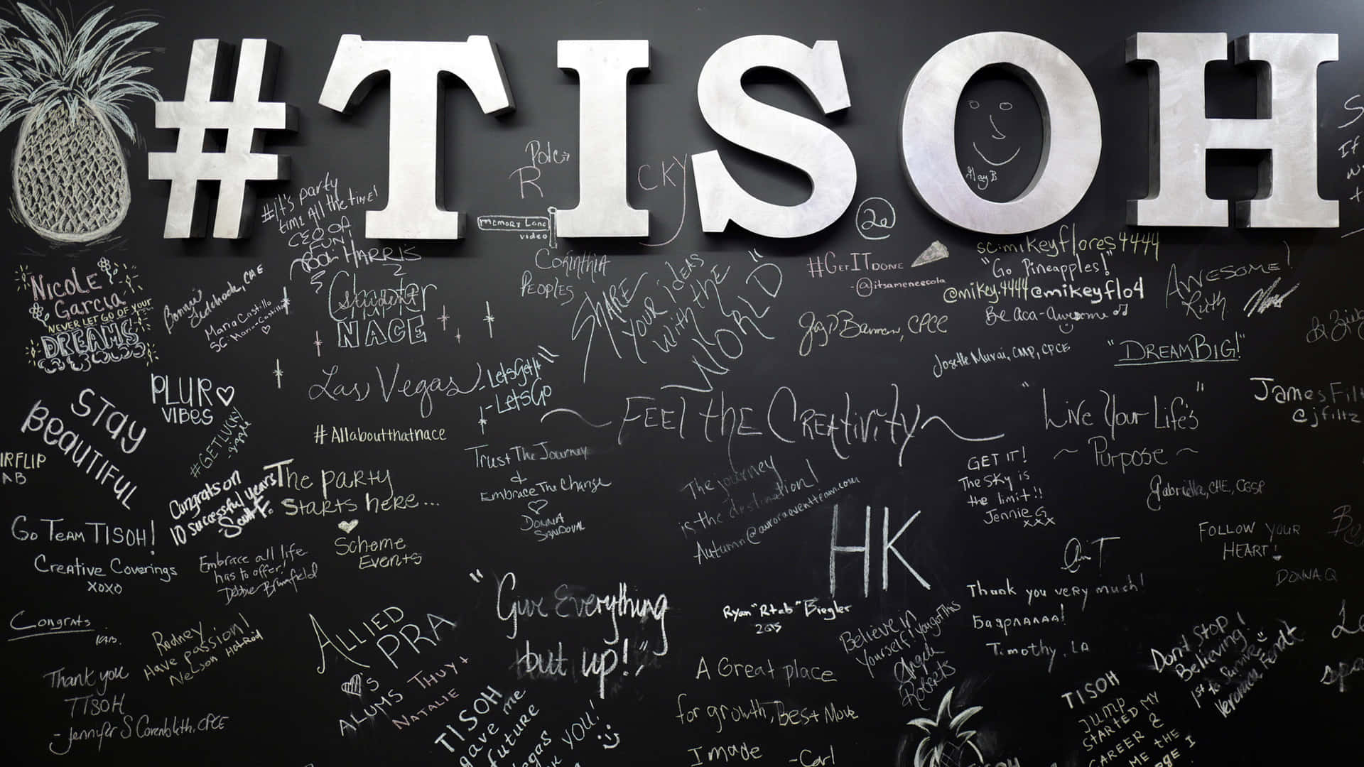  壁紙 — 大型銀色 hashtag TISHO 字母安裝在黑色牆壁上，牆上佈滿白色手寫訊息和塗鴉。