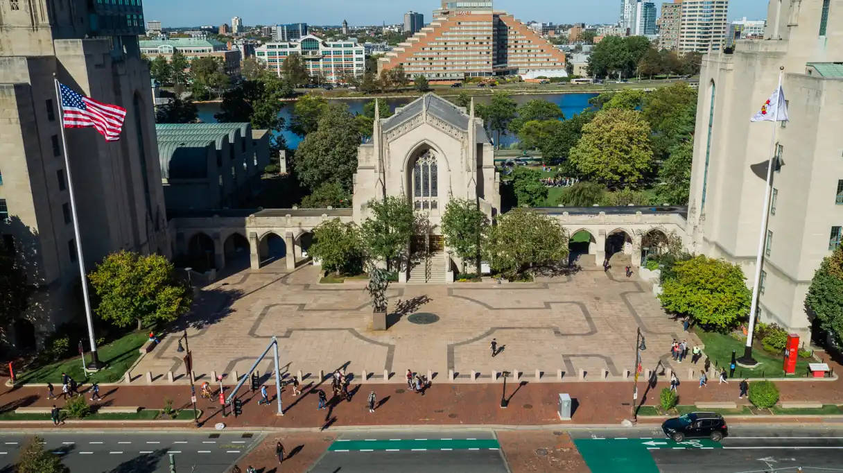 教堂 桌布 壁紙 — 大學校園廣場的鳥瞰圖，設有哥德式教堂、美國國旗，學生在晴朗藍天下行走。