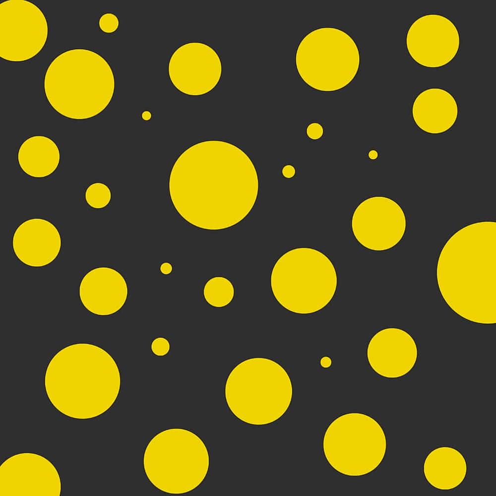 Yellow Polka Dot 桌布 壁紙 — 大小不一的鮮黃色圓圈在深灰色背景上漂浮，形成一個俏皮的抽象圖案。