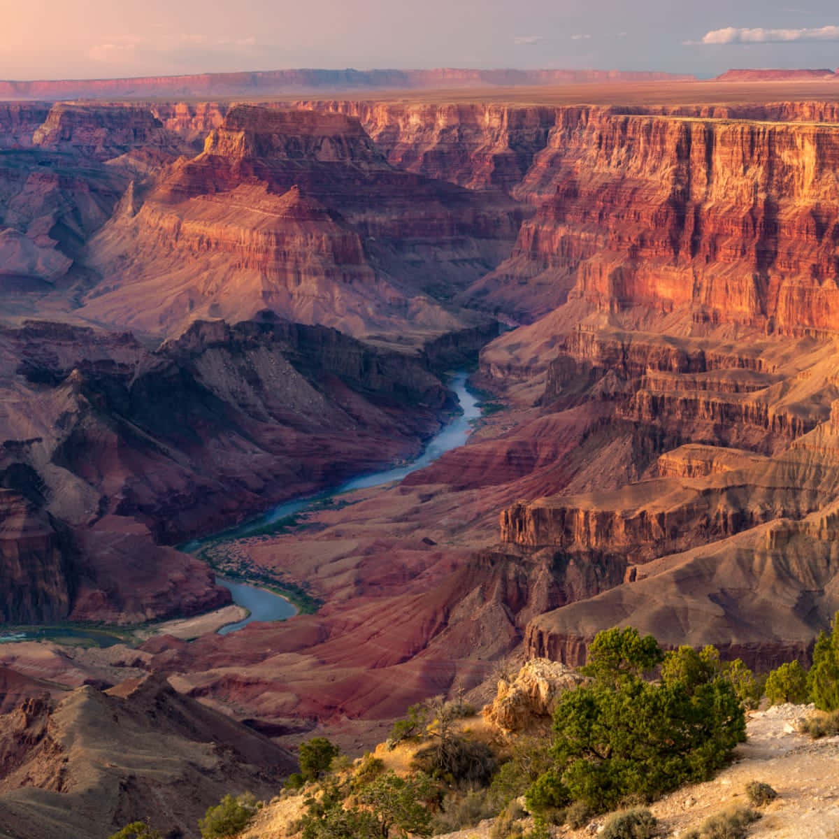 grand canyon 桌布 壁紙 — 大峽谷令人驚嘆的日落景色，一條蜿蜒的河流穿過層層疊疊的紅色岩層。