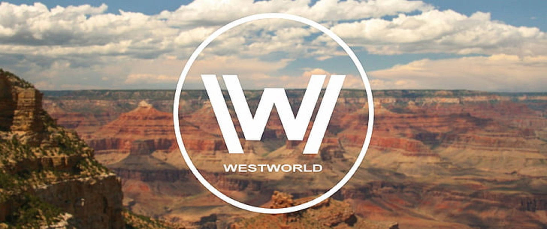 西方極樂園 桌布 壁紙 — 大峽谷景色上覆蓋著Westworld標誌，天空多雲。