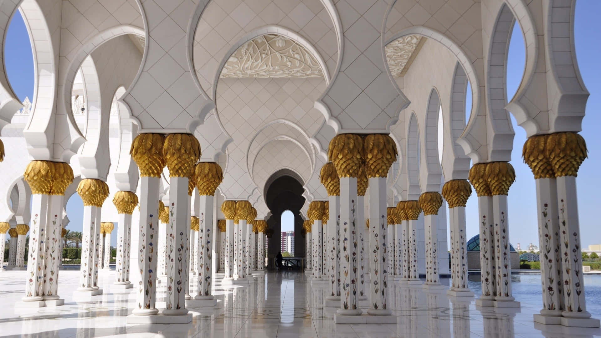 arabic 桌布 壁紙 — 大清真寺內部，白色大理石柱頂部有金色柱頭，在明亮的日光下。