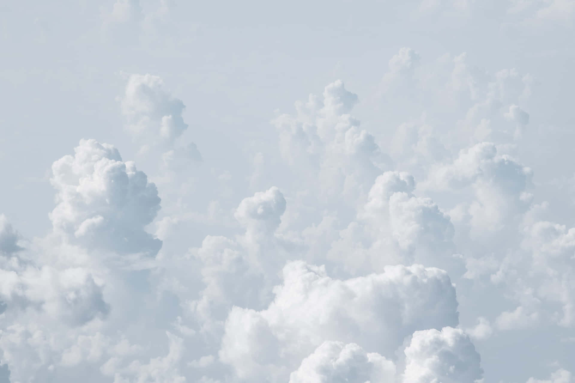 beautiful Blue Sky and Clouds 壁紙 — 大片蓬鬆的白雲以柔軟豐滿的形態飄過淡藍色的天空。