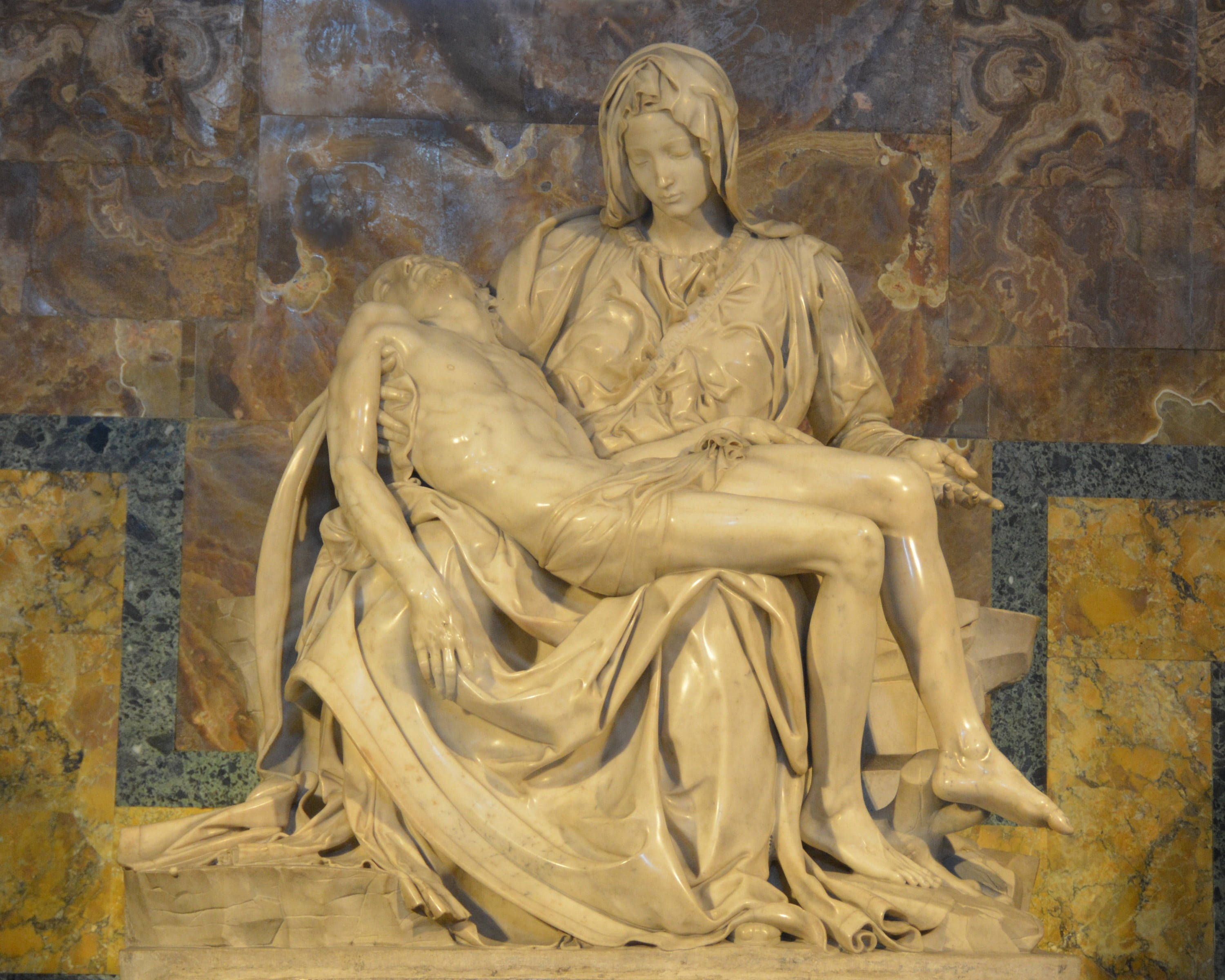 Christ 桌布 壁紙 — 大理石 Pietà 雕塑描繪聖母瑪利亞懷抱著耶穌無生命的軀體，背景為帶紋理的大理石瓷磚。