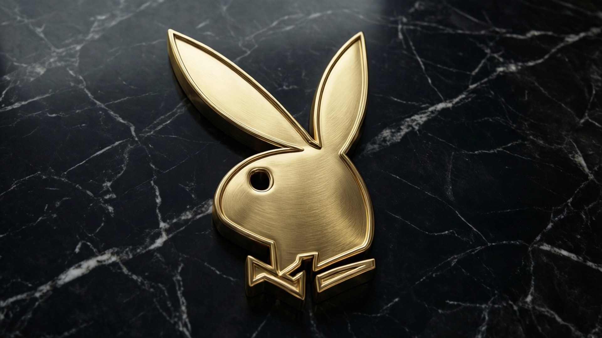 大理石上的金色 壁紙 — 一個拉絲金質的Playboy兔仔標誌放在帶有白色紋理的黑色光滑大理石表面上。