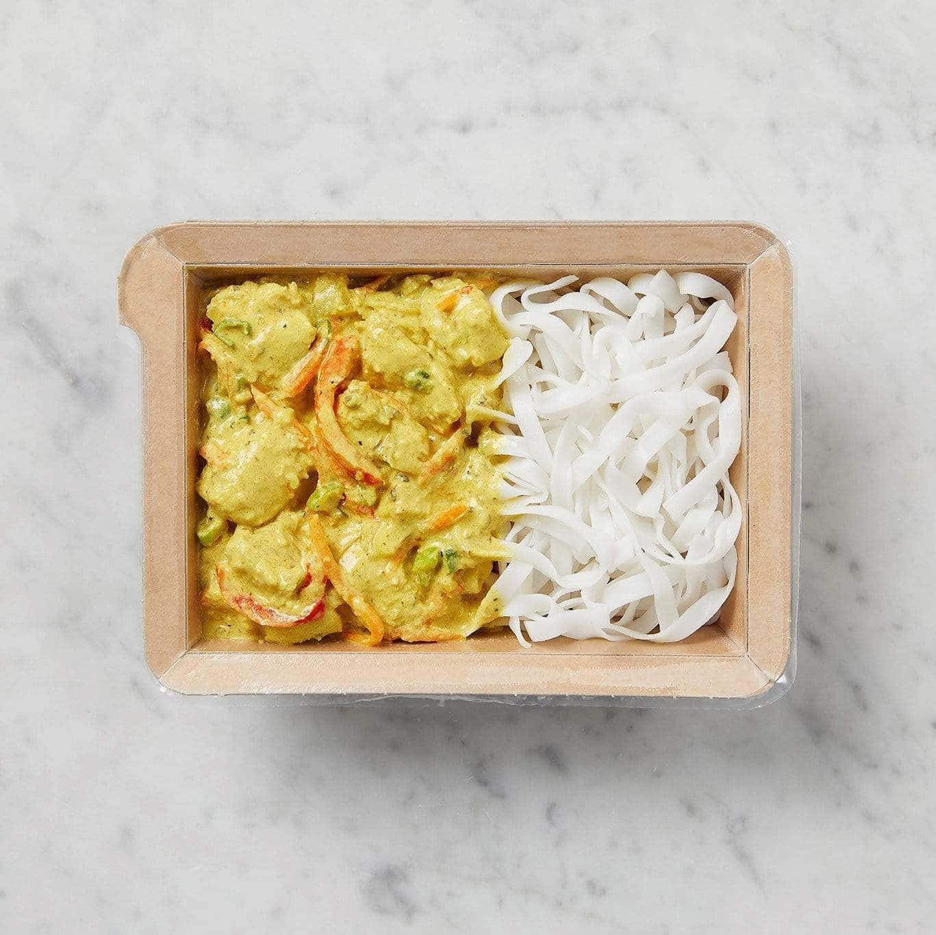 Noodles 桌布 壁紙 — 大理石表面上一個木製容器盛載著奶油綠咖哩蝦和白米線的俯視圖。