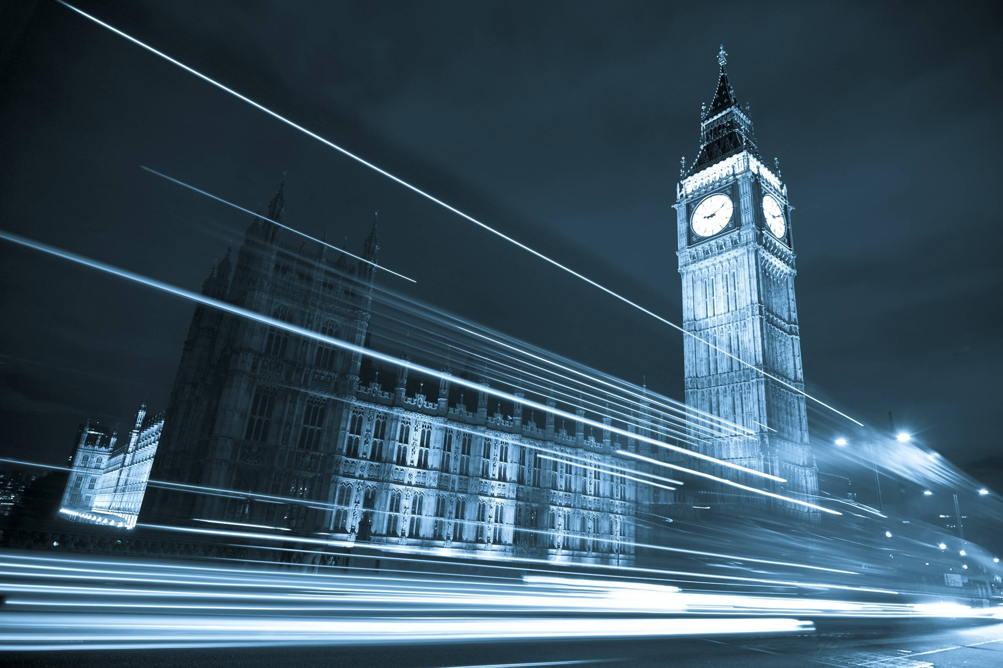 England 桌布 壁紙 — 大笨鐘和國會大廈的夜間長曝光照片，帶有車流留下的藍色光軌。