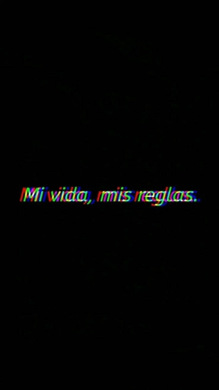 手機 桌布 壁紙 — 大膽多彩的故障文字在純黑背景上顯示「Mi vida mis reglas」。