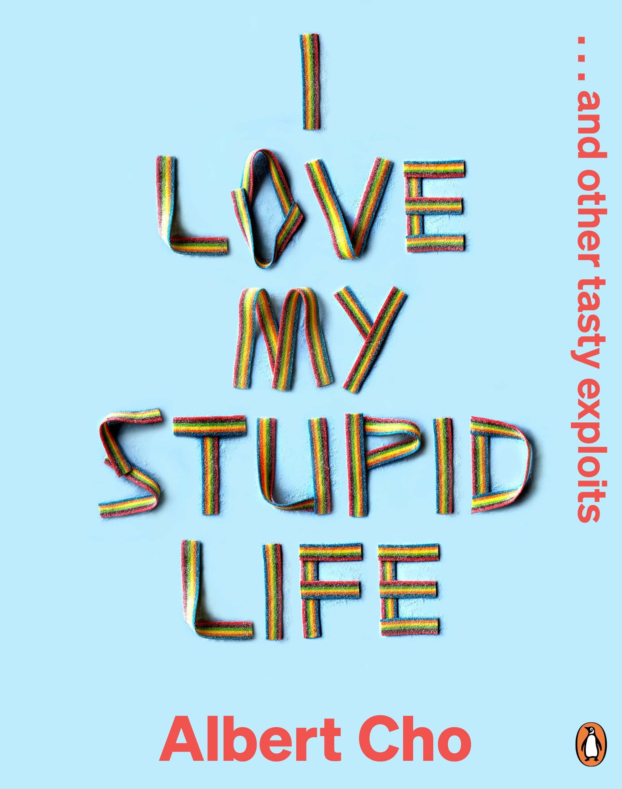 Stupid 桌布 壁紙 — 大膽多彩的條紋字母在淺藍色背景上拼出「I LOVE MY STUPID LIFE」，並附有作者姓名和Penguin標誌。