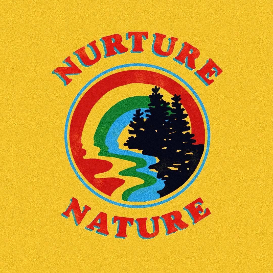 Hippie Aesthetic 桌布 壁紙 — 大膽復古標誌，'NURTURE NATURE' 拱形橫跨彩虹色河流，流過黑色松樹剪影，背景為黃色。