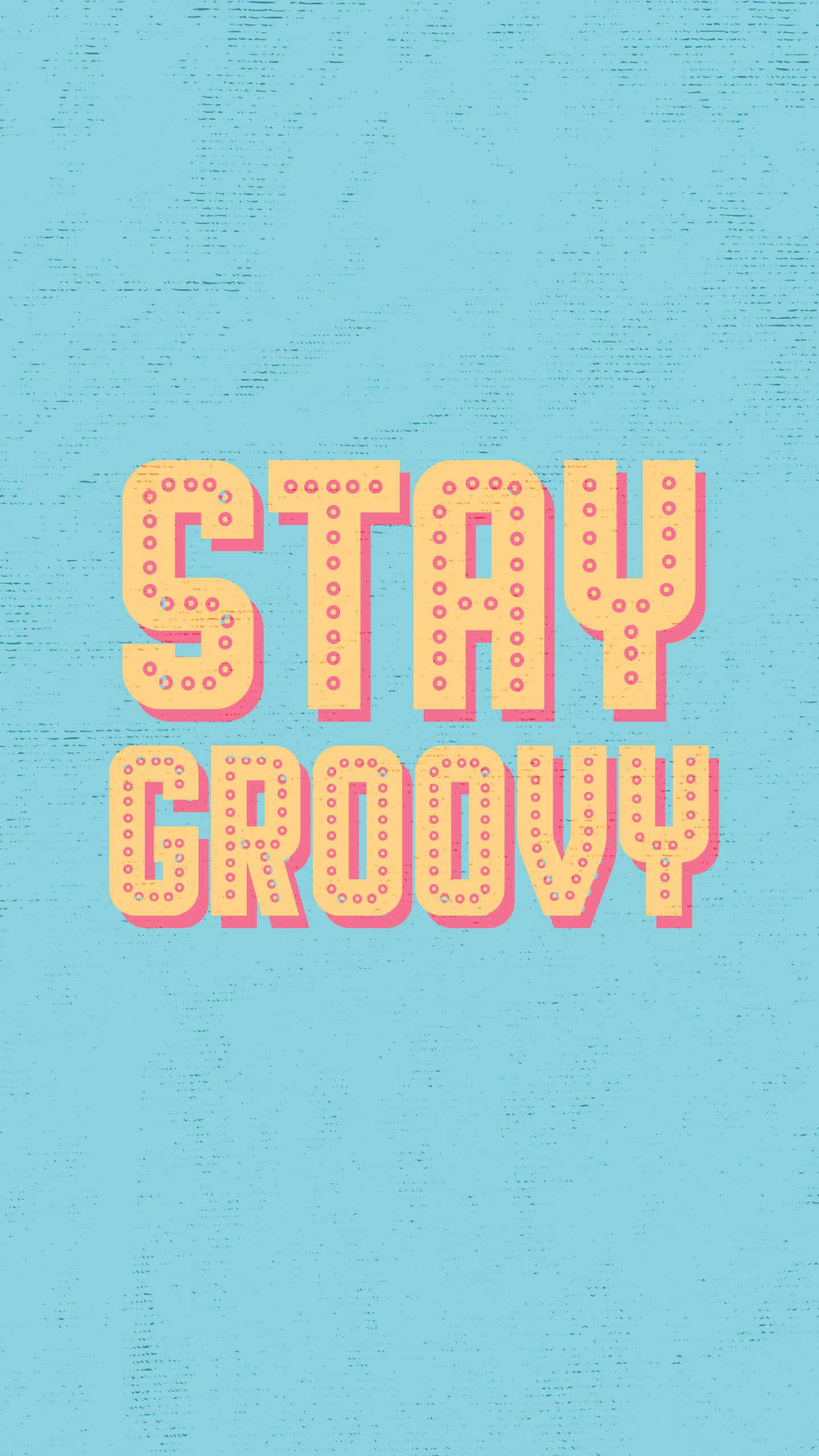 Typography 桌布 壁紙 — 大膽復古風格 'STAY GROOVY' 文字，橙色配粉紅色輪廓，置於紋理淺藍色背景上。