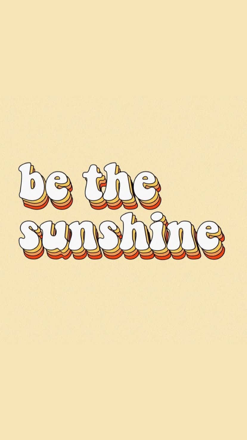 Best Friend Aesthetic 桌布 壁紙 — 大膽復古風格文字以白色呈現「be the sunshine」，帶有橙黃色條紋，背景為淡黃色。