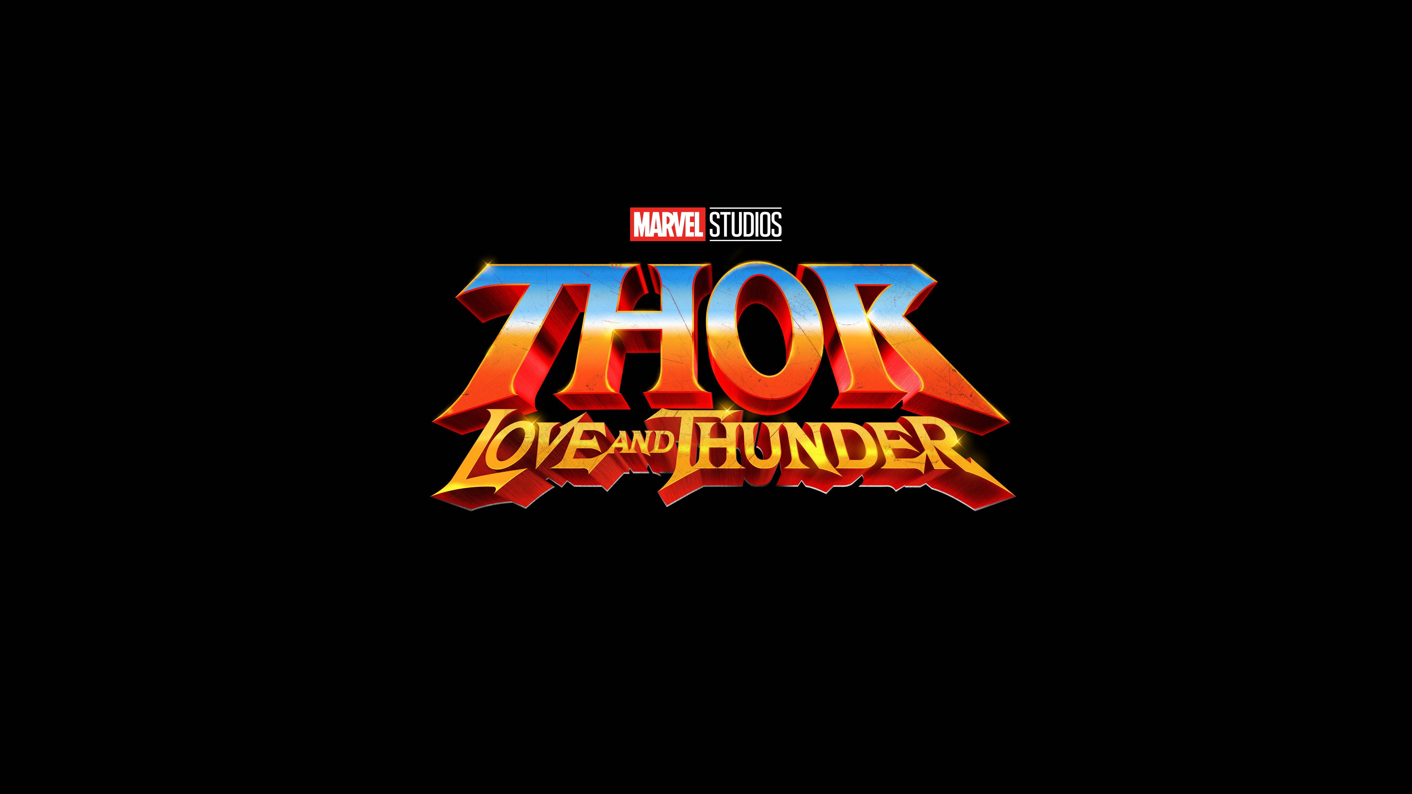 電影動圖 桌布 壁紙 — 大膽的 3D Thor Love and Thunder 標誌在純黑色背景上散發出火熱的橙色和藍色漸變光芒。