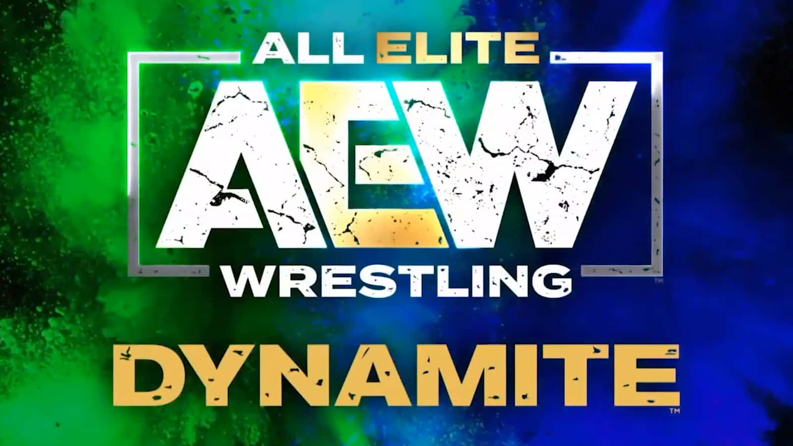 Aew 桌布 壁紙 — 大膽的 AEW Dynamite 標誌，帶有裂紋的白色和金色字體，背景是充滿活力的綠色和藍色爆炸效果。