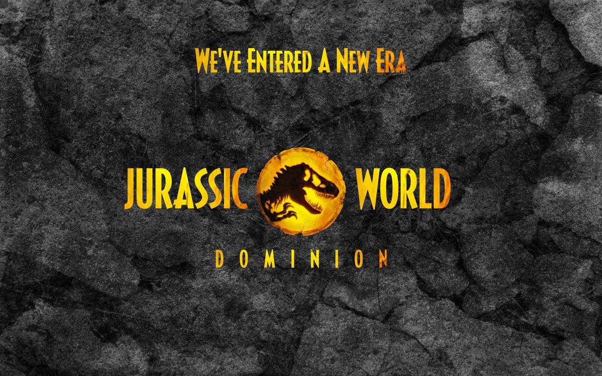 World 桌布 壁紙 — 大膽的 Jurassic World Dominion 標誌在裂開的深色石頭背景上發出火黃色光芒。