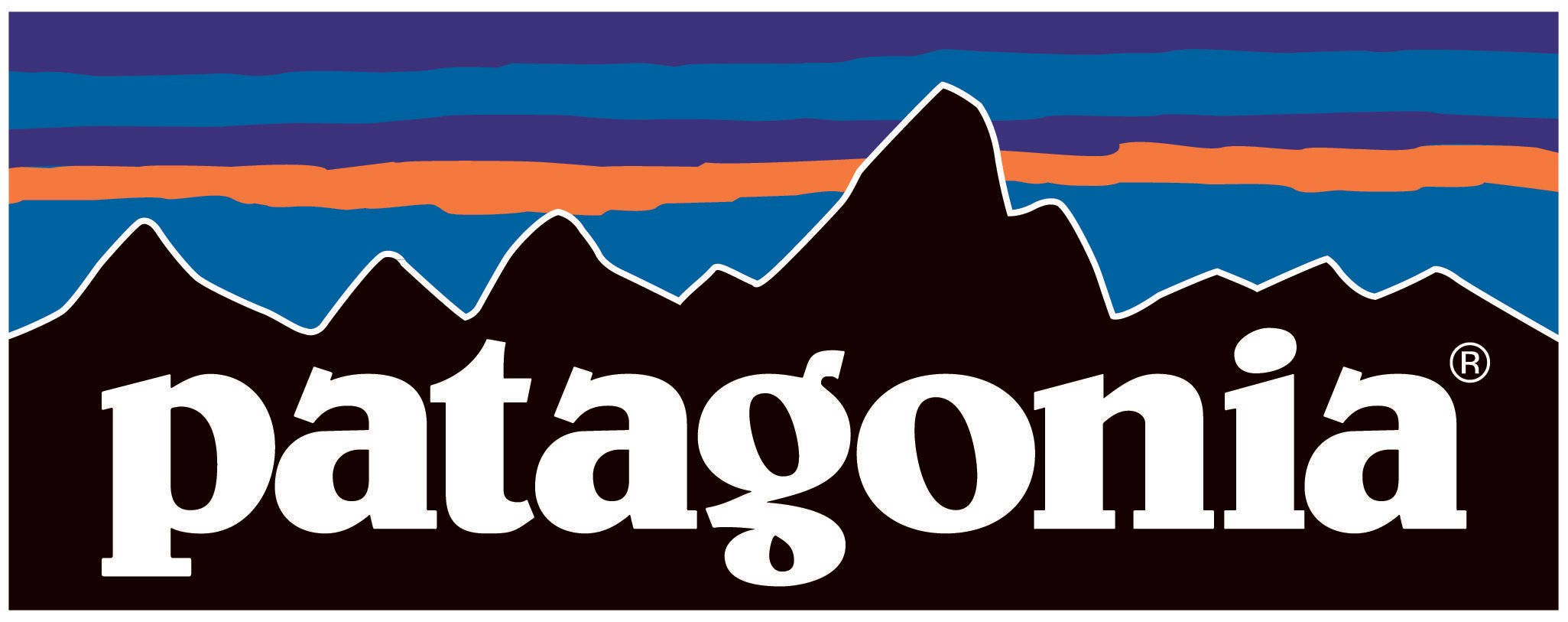 Patagonia 桌布 壁紙 — 大膽的 Patagonia 標誌，帶有風格化的山脈和分層的藍橙色條紋，背景為深棕色。