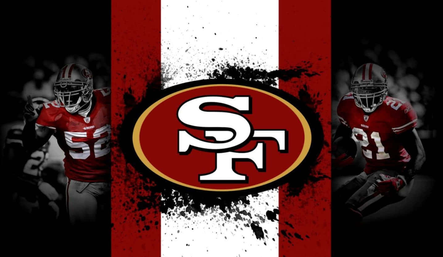 All Sports 桌布 壁紙 — 大膽的 San Francisco 49ers 標誌居中在紅白條紋上，兩側有兩位動作姿勢的足球運動員。