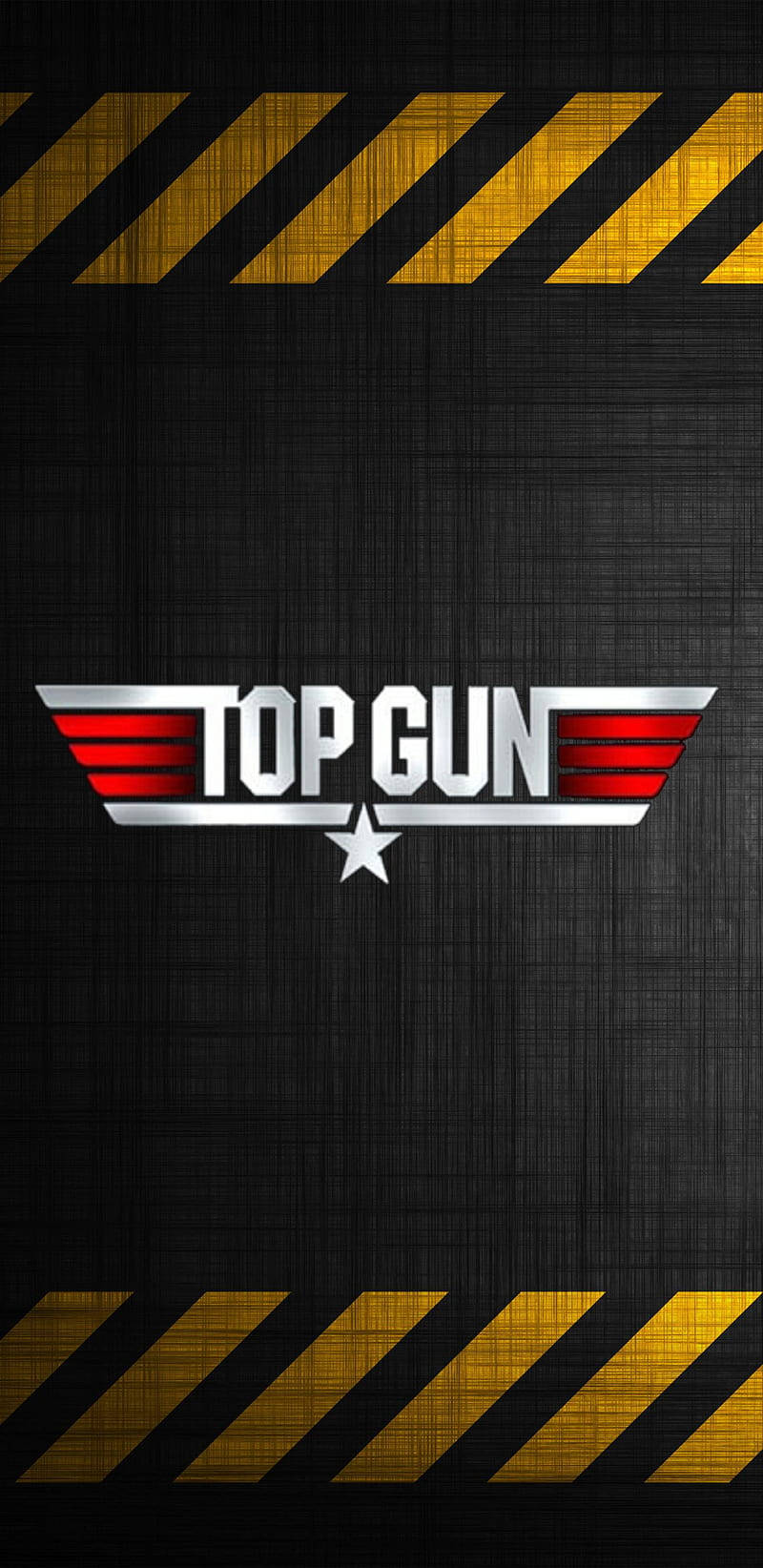Top Gun 標誌帶有紅色翅膀和星星，位於帶有黃色危險條紋的黑色紋理背景上。 — 捍衛戰士：獨行俠 壁紙