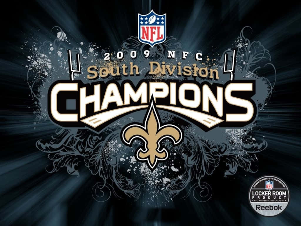 NFL Saints 桌布 壁紙 — 大膽的2009年NFC南區冠軍標誌，帶有鳶尾花和NFL品牌，背景為深色潑濺效果。