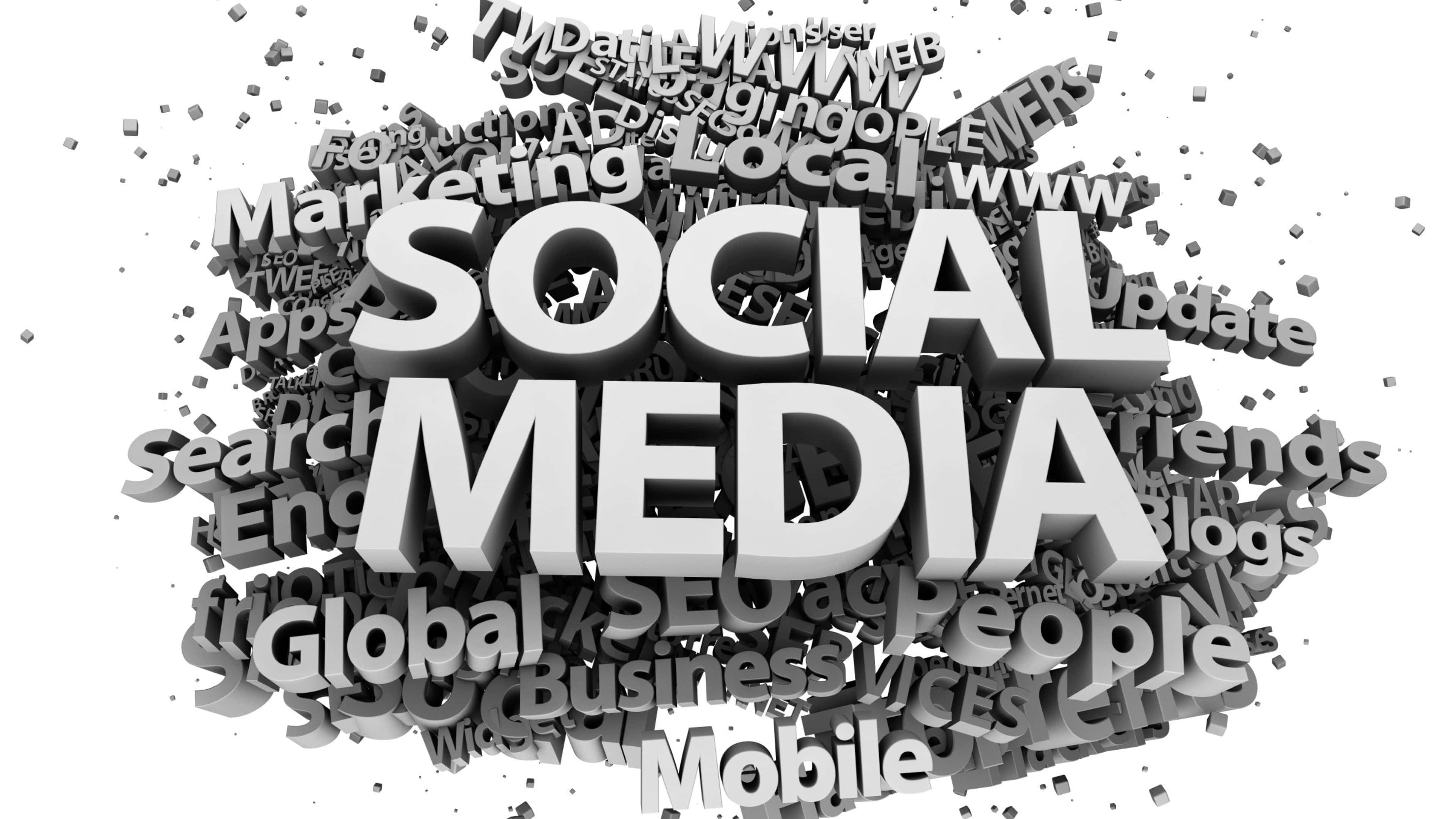 風景 桌布 壁紙 — 大膽的3D文字'SOCIAL MEDIA'從一個混亂的雲層中浮現，包含相關的數位術語如'Marketing'、'Apps'和'Mobile'，背景是純白色。