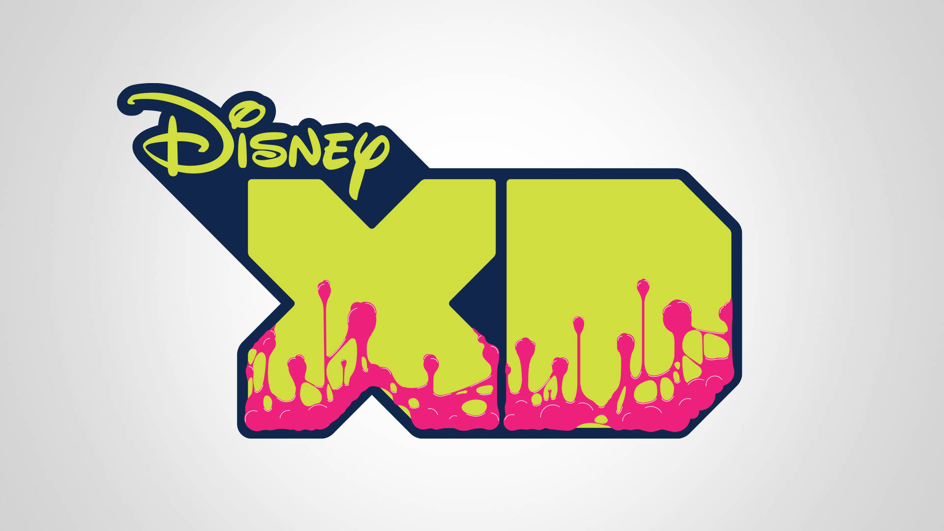 xd 桌布 壁紙 — 大膽的Disney XD標誌，帶有萊姆綠色字母和粉紅色黏液從底部滴落，背景為淺灰色。