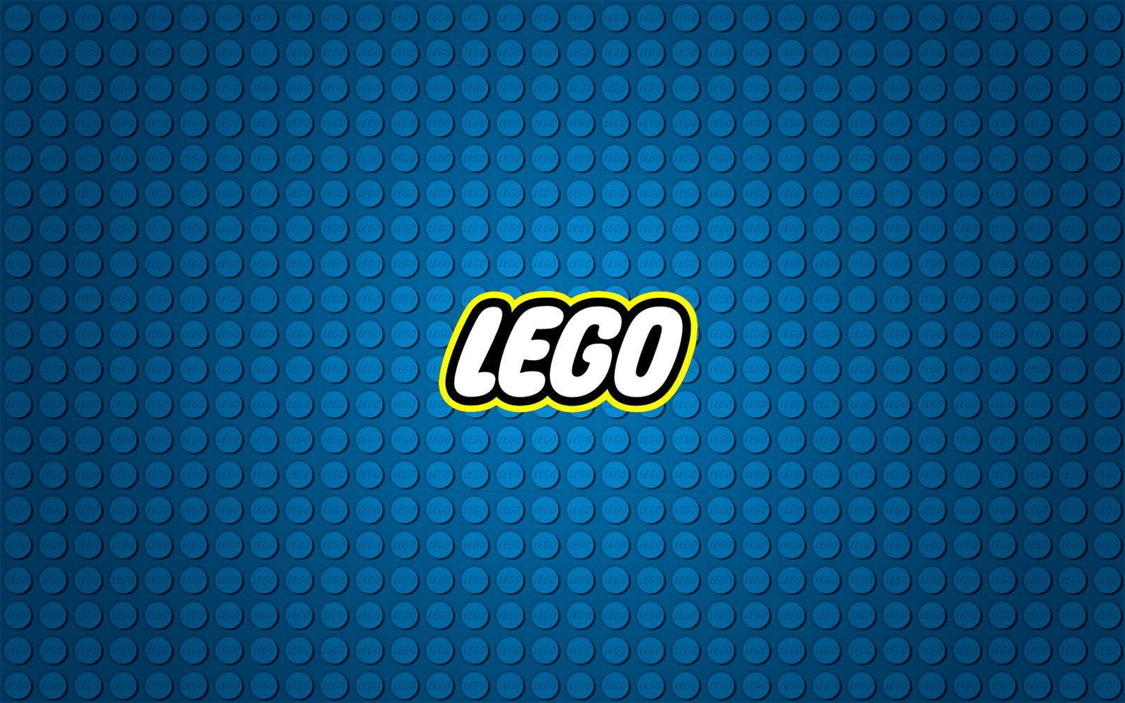 樂高 桌布 壁紙 — 大膽的LEGO標誌以白色和黃色居中於有紋理的藍色螺柱背景上。