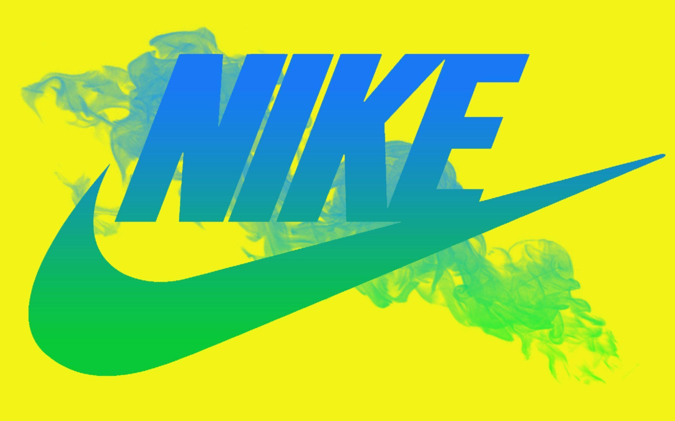 Cool Nike 桌布 壁紙 — 大膽的Nike標誌，帶有漸層藍綠色勾號，襯托充滿活力的黃色背景，並帶有煙霧綠色點綴。