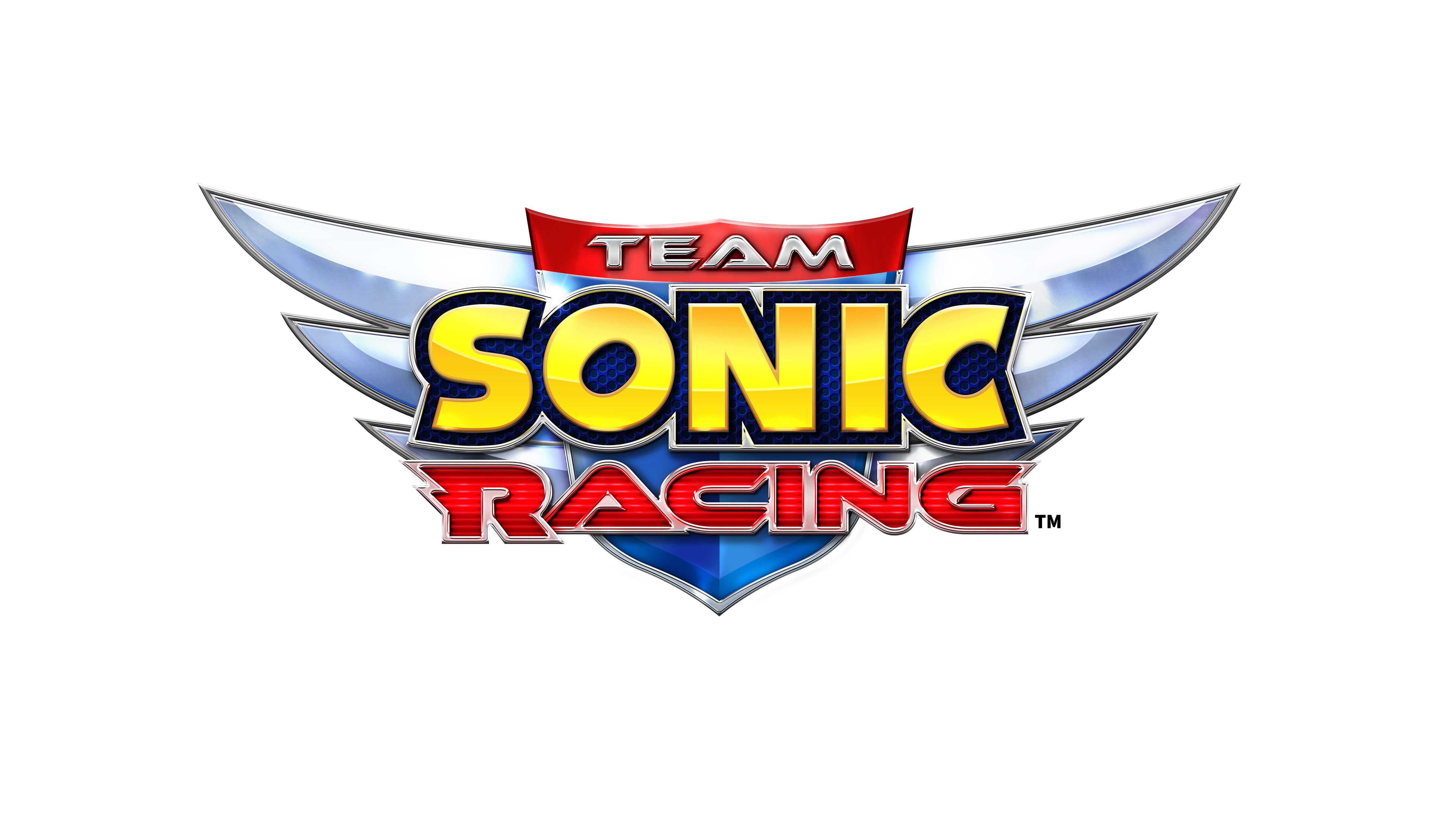 Sonic Logo 桌布 壁紙 — 大膽的Team Sonic Racing標誌，帶有金屬翅膀和鮮豔的黃紅藍色文字，背景為白色。